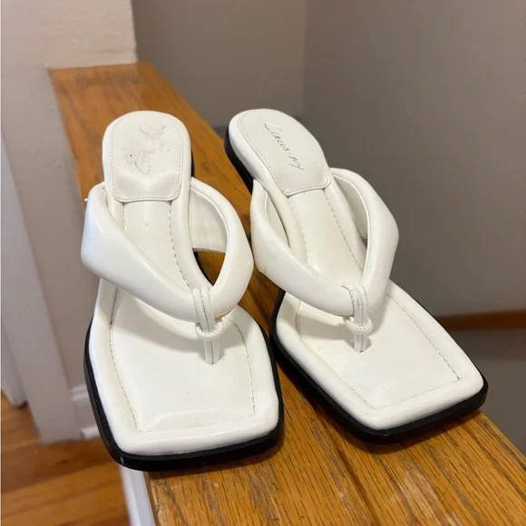 Circus by Sam Edelman White Sandals - Picture 1 of 4